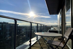 Apartamento básico, 2 camas de casal | Sacada