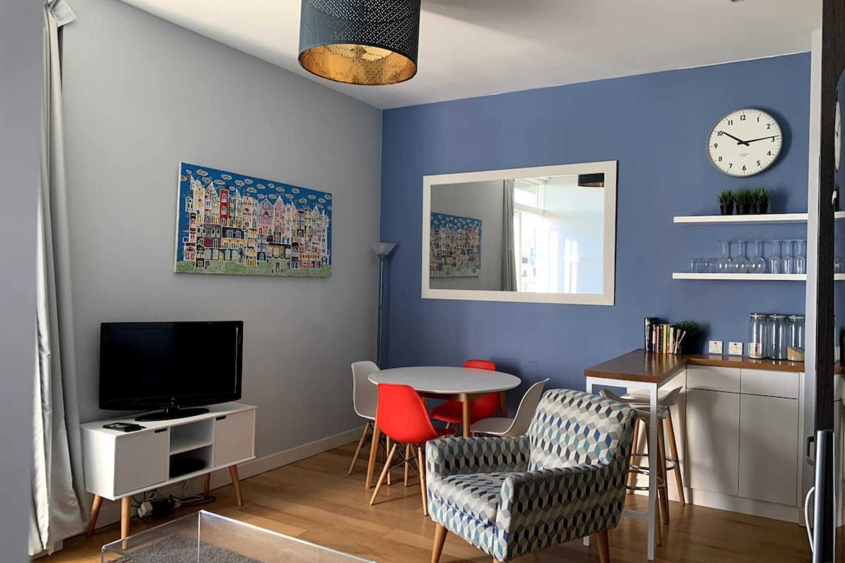 Apartamento básico, 2 camas de casal | Área de estar | TV