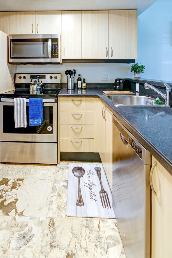Refrigerador, microondas, horno, placa de cocina