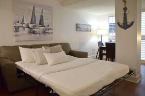 1 bedroom, desk, iron/ironing board, WiFi - SF 1Bed 1Bath Steps to Marina & CocoWalk in Grove (Miami)