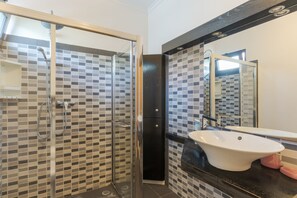 Room | Bathroom | Shower, hair dryer, towels, toilet paper - Ocean View Tabua (Ribeira Brava)