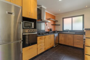 Dusche, Haartrockner, Handtücher, Toilettenpapier