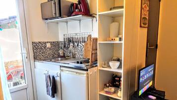 Refrigerador, microondas, parrilla de estufa y cafetera y tetera
