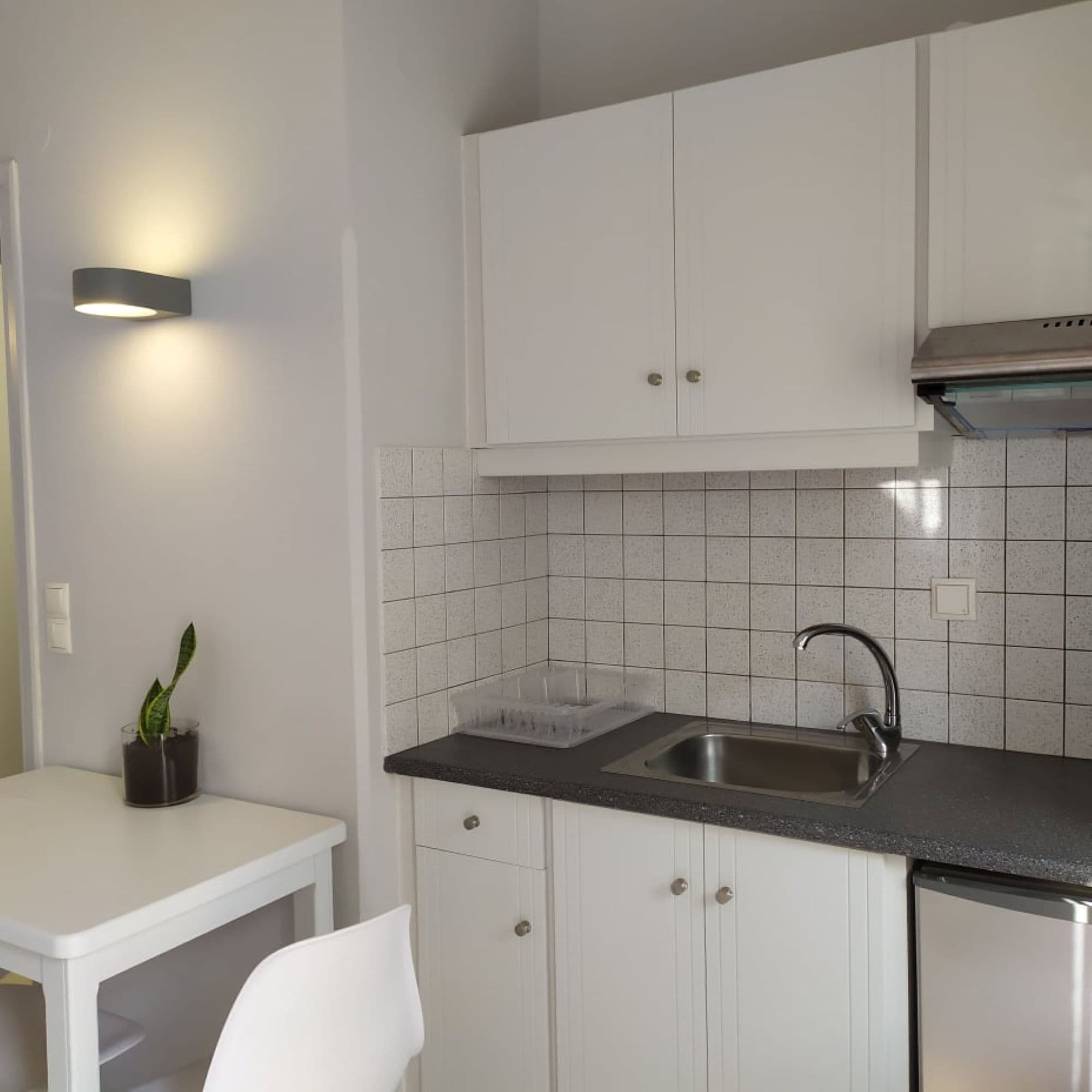 Refrigerador, cafetera y tetera y tetera eléctrica 