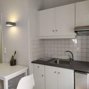 Réfrigérateur, cafetière/bouilloire, bouilloire électrique