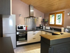 Fridge, microwave, oven, stovetop - Chalet O FIL DE LO - 6 pers - BBQ/parking/WIFI - 5min from GERARDMER (XONRUPT-LONGEMER)