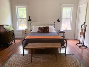 2 bedrooms, desk, iron/ironing board, WiFi - The Blue Door 10 min to TIEC 2BR 2BA House Private Modern Clean Quiet 7 acres (Columbus)