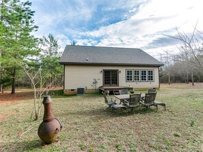 Outdoor dining - The Blue Door 10 min to TIEC 2BR 2BA House Private Modern Clean Quiet 7 acres (Columbus)