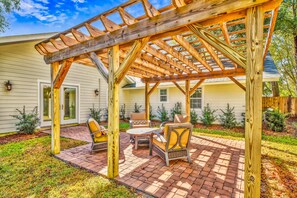 Terrace/patio - 2-Min Walk to Beach, Free Pool and Spa Heat, Family & Dog-Friendly, Sleeps 17, Kids' Loft (Hilton Head Island)