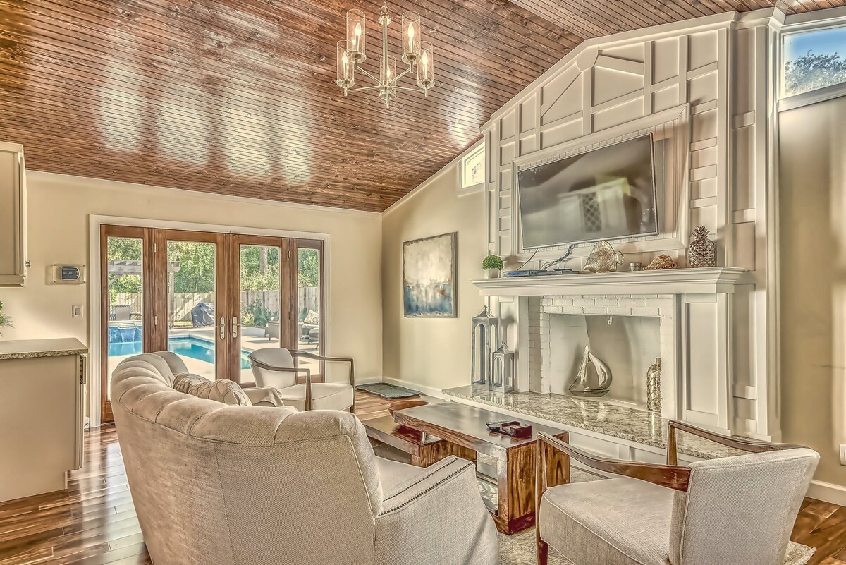 2-Min Walk to Beach, Free Pool and Spa Heat, Family & Dog-Friendly, Sleeps 17, Kids' Loft