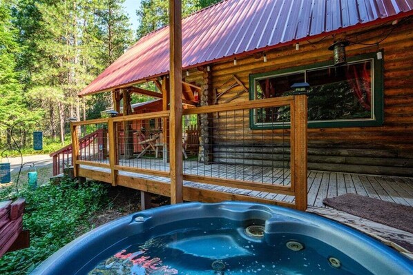 A rustic cabin with a hot tub, wooden deck, and a metal roof. - Secluded Leavenworth Cabin: Hot Tub + Dog Welcome (Leavenworth)
