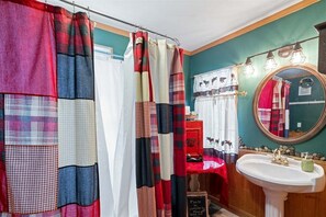 Sèche-cheveux, serviettes fournies