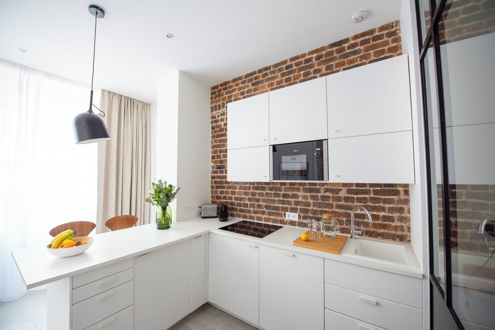 Kylskåp, mikrovågsugn, diskmaskin och kaffe- och tebryggare