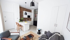 Un apartamento moderno con cocina, comedor y sala de estar.