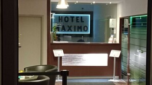 A hotel reception area with a sign reading "HOTEL MAXIMO". - Hotel Maximo (Pinneberg)