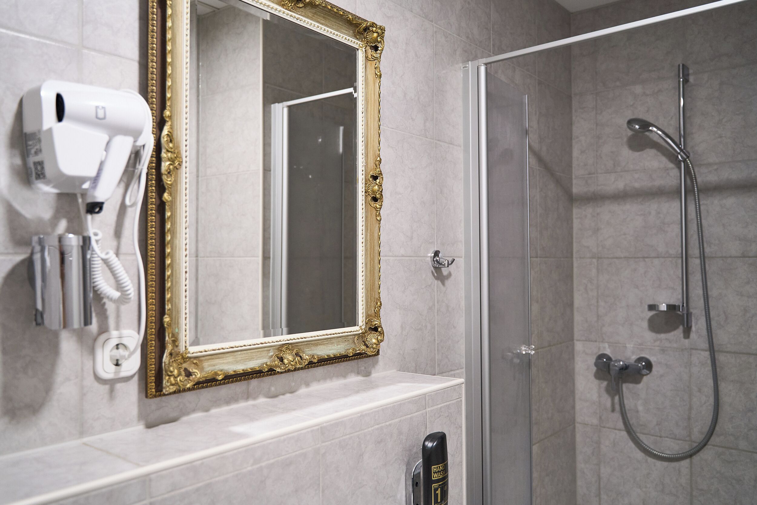 Classic-Vierbettzimmer | Badezimmer | Dusche, kostenlose Toilettenartikel, Handtücher, Seife