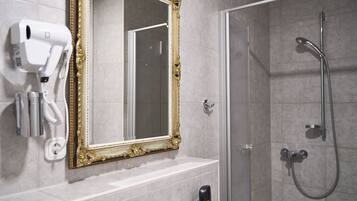 Classic-Vierbettzimmer | Badezimmer | Dusche, kostenlose Toilettenartikel, Handtücher, Seife