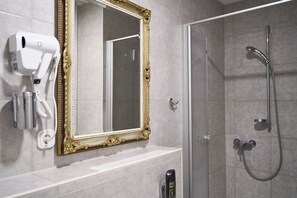Habitación cuádruple clásica | Baño | Ducha, artículos de higiene personal gratuitos, toallas y jabón
