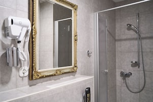 Classic Quadruple Room | Bathroom | Shower, free toiletries, towels, soap