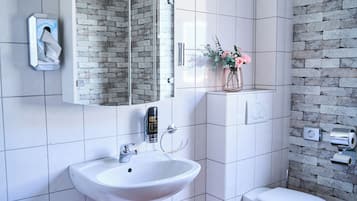 Dusche, kostenlose Toilettenartikel, Handtücher, Seife