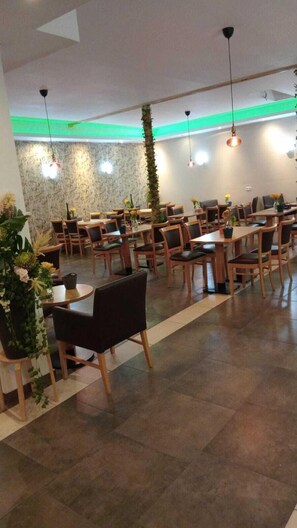 Tägliches Frühstücksbuffet (12.90 EUR pro Person)