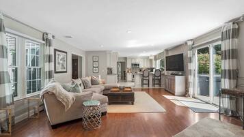 Een televisie en een open haard