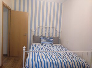 4 habitaciones, tabla de planchar con plancha y cuna de viaje