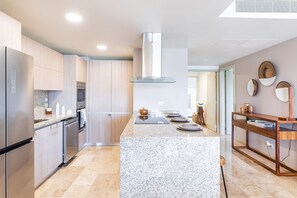 Kjøleskap, mikrobølgeovn, ovn og kokeplater