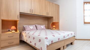 1 slaapkamer, een strijkplank/strijkijzer, gratis wifi, beddengoed