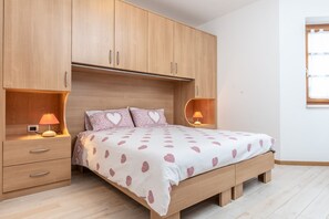 1 slaapkamer, een strijkplank/strijkijzer, gratis wifi, beddengoed