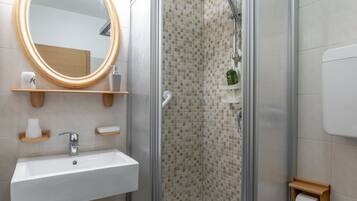 Een douche, een haardroger, een bidet, handdoeken