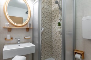 Een douche, een haardroger, een bidet, handdoeken