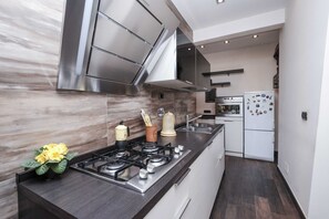 Refrigerador, horno, lavavajillas y cafetera y tetera