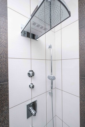 Shower, hair dryer, bidet, towels - Monteverde 2BDR Family Apartment (Roma)