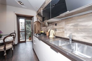 Refrigerador, horno, lavavajillas y cafetera y tetera 