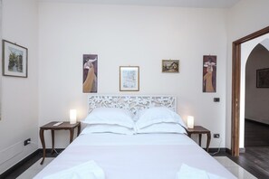 1 habitación, tabla de planchar con plancha, wifi gratis y ropa de cama