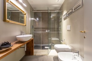 Bathtub, hair dryer, bidet, towels - Spanish Steps Deluxe Apartment (Roma)