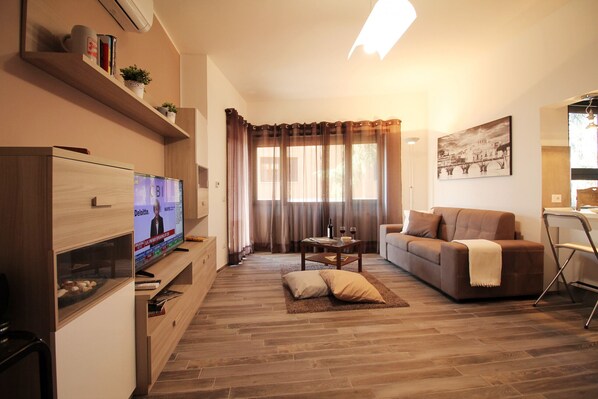 TV - Eur Bright Spacious Apartment with balconies and parking only for small cars (Roma)