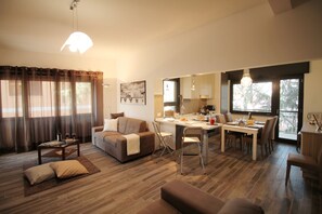 TV - Eur Bright Spacious Apartment with balconies and parking only for small cars (Roma)