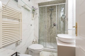 Shower, free toiletries, hair dryer, bidet - Stylish Spanish Steps Retreat (Roma)