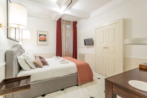 In-room safe, iron/ironing board, free WiFi, bed sheets - Stylish Spanish Steps Retreat (Roma)