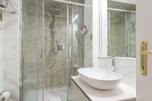 Dusche, Haartrockner, Bidet, Handtücher