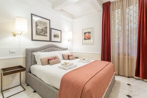 In-room safe, iron/ironing board, free WiFi, bed sheets - Stylish Spanish Steps Retreat (Roma)