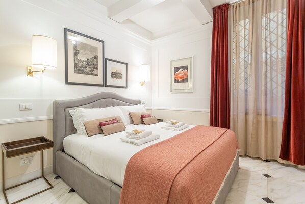 Caja de seguridad en la habitación y tabla de planchar con plancha 