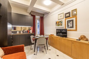 Dining - Stylish Spanish Steps Retreat (Roma)