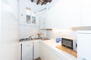 Réfrigérateur, micro-ondes, lave-vaisselle, cafetière/bouilloire