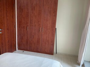 1 slaapkamer, een kluis op de kamer, een strijkplank/strijkijzer