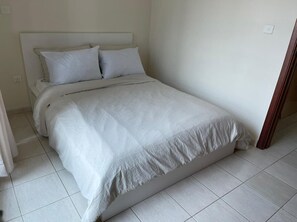 1 slaapkamer, een kluis op de kamer, een strijkplank/strijkijzer