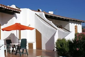 Outdoor dining - Mediterranean vacation homes by the sea in a quiet location, with garden & barbecue (Sardinien)