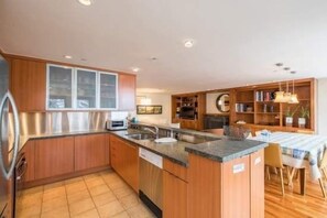 Lägenhet - 3 sovrum | Eget kök | Kylskåp, ugn, kaffe- och tebryggare och brödrost